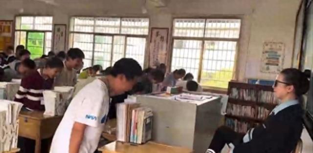 老师拍段子让学生喊‘总裁好’